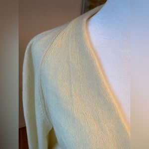 Vince pale yellow wool/cashmere v-neck sweater - men’s small